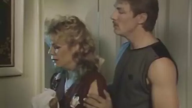 Σεξ χωρίς εγγραφή  Μελαχρινή παρτουζα παραλια με ένα τατουάζ στο χέρι της να εγκαταλείψει με τα μάτια κλειστά