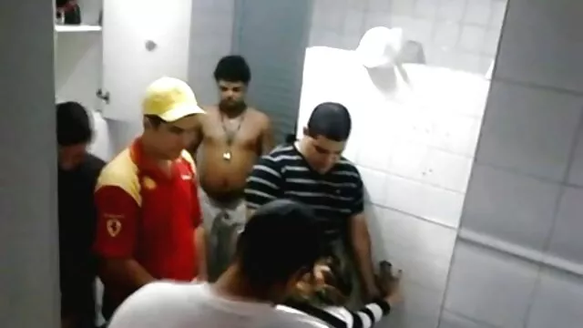 Σεξ χωρίς εγγραφή  Αυτή η σκύλα έβαλε τα χέρια της στον πορνο ελλινικο κώλο του.