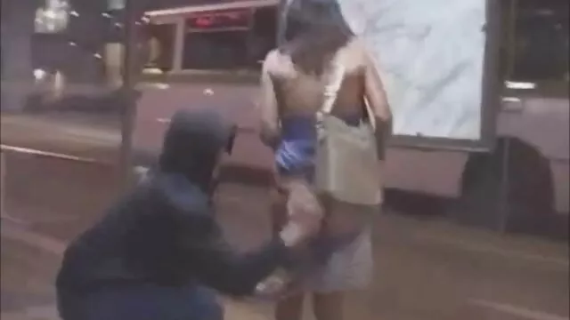 Σεξ χωρίς εγγραφή  Λεπτή σήκωμα φούστασ ξανθιά άλματα σε δύο στρόφιγγες